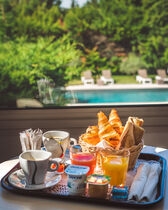 Venez vous ressourcer près de la piscine...