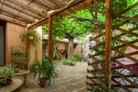 Gîte de groupe - Le Patio depuis les chambres - Poterie de Pierroux