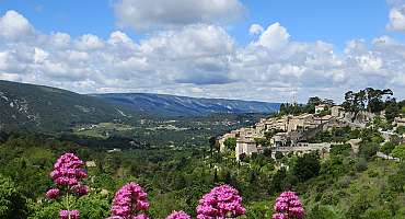 The hilltop villages of the Luberon by bike by Oppède-le-Vieux