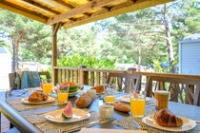 Petit-déjeuner en terrasse